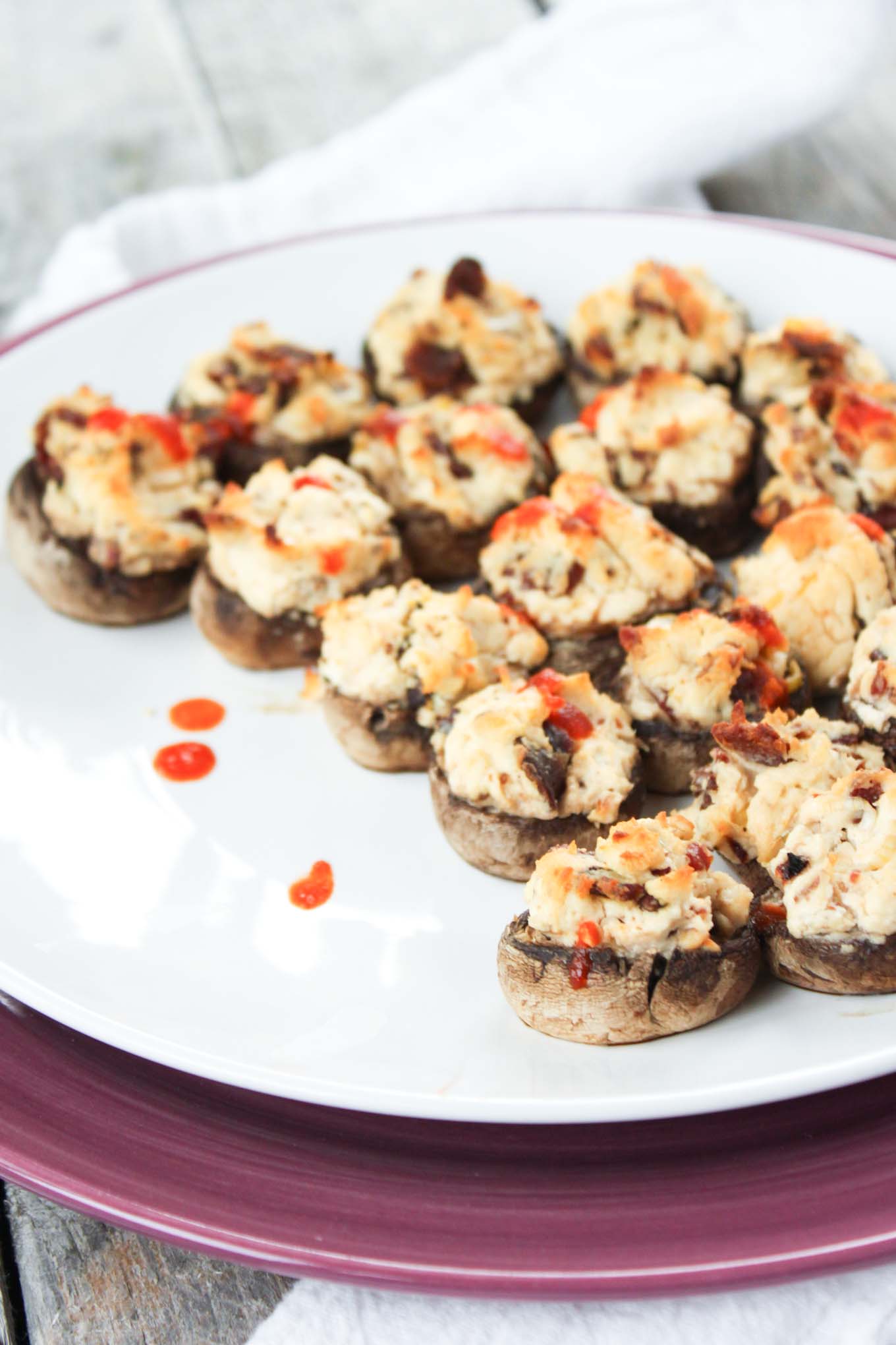 'Cheesy' Sriracha and Bacon Stuffed Mushrooms | simplerootswellness.com