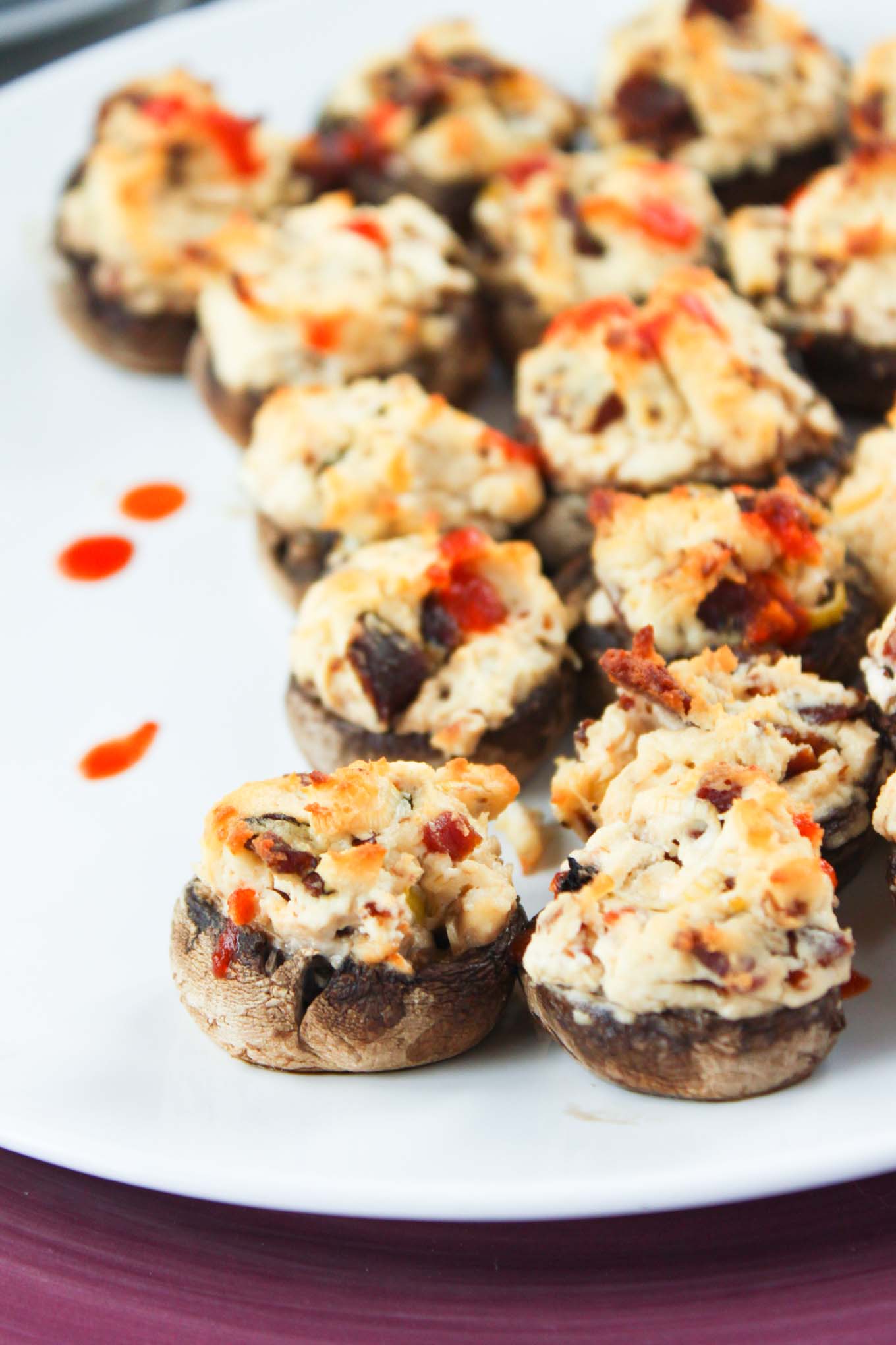 'Cheesy' Sriracha and Bacon Stuffed Mushrooms | simplerootswellness.com