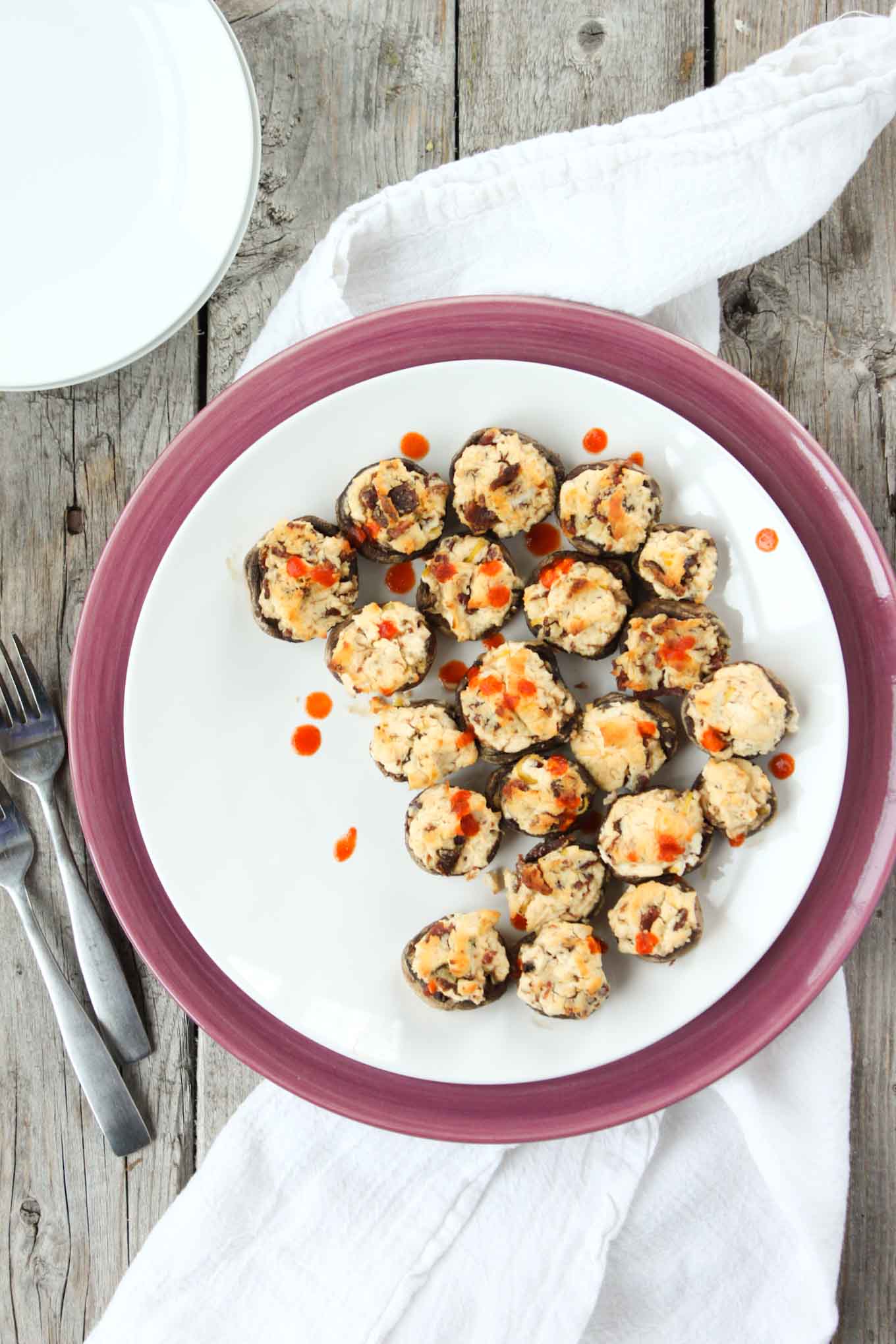 'Cheesy' Sriracha and Bacon Stuffed Mushrooms | simplerootswellness.com