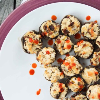 'Cheesy' Sriracha and Bacon Stuffed Mushrooms | simplerootswellness.com