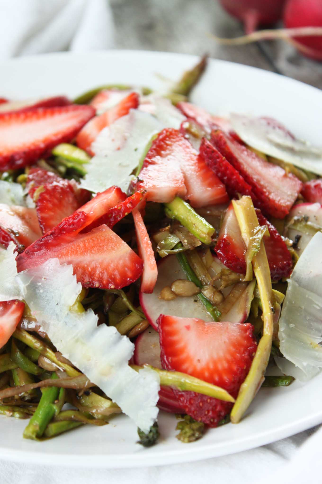 shaved-asparagus-strawberry-salad-2