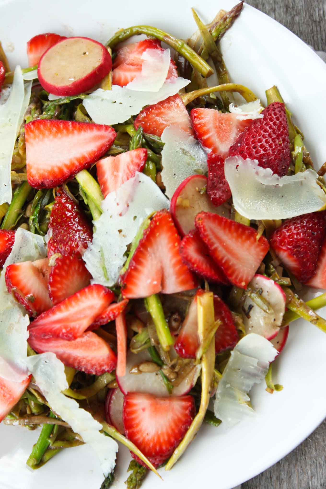 shaved-asparagus-strawberry-salad-4