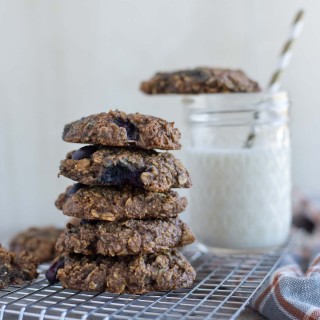 10 minute healthy, vegan, blueberry oatmeal breakfast cookies.