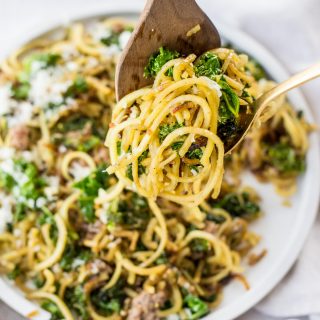 The easy spaghetti recipe you've been missing! This six ingredient spaghetti with garlic and kale is made in less than 20 minutes! #healthy #paleo #30minute